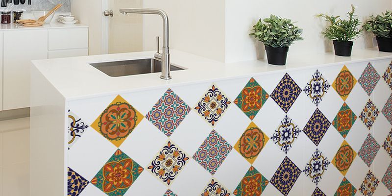 Apuesta por los vinilos en la cocina para cubrir los azulejos