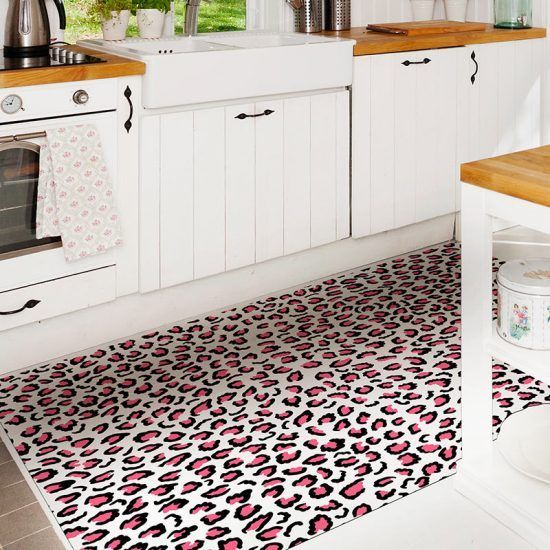 ALfombra Vinílica Pink Leopard cocina