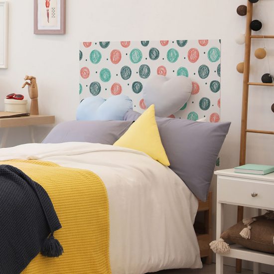 Cabecero de cama de vinilo Infantil Puntitos detalle cama
