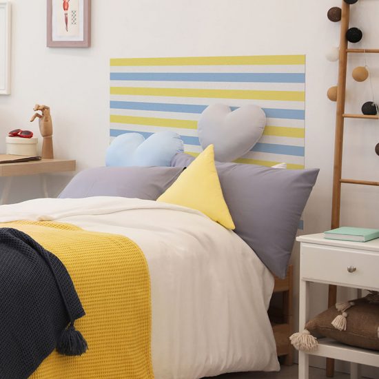 Cabecero de cama de vinilo Infantil Rayado Azul y Amarillo detalle cama
