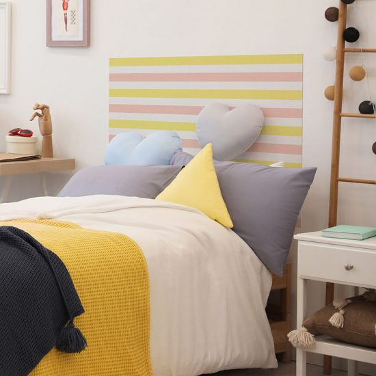 Cabecero de cama de vinilo Infantil Rayado Amarillo y Rosa detalle cama