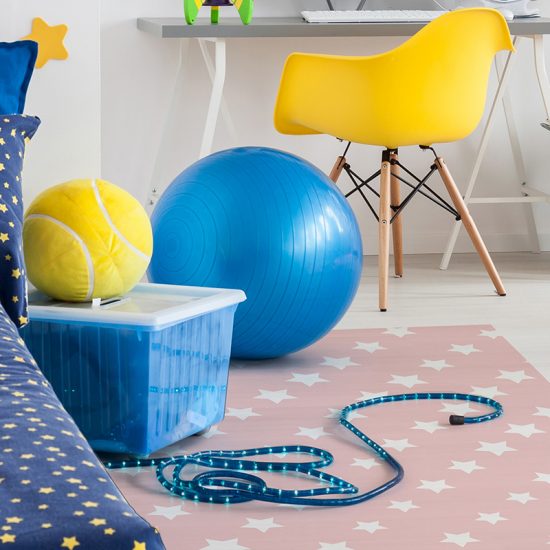 alfombra vinílica infantil Pink Stars Outlet detalle escritorio