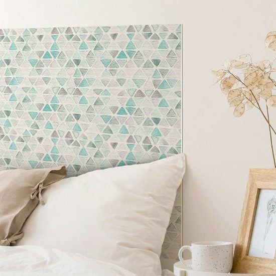 Detalle cabecero de cama de vinilo Triángulos