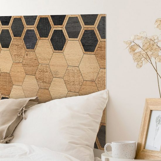 Detalle cabecero de cama de vinilo Hexagons Black Wood
