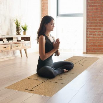 Yoga mat Corcho position om clase de yoga