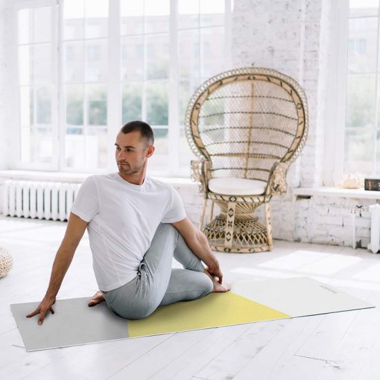Yoga mat Triplex amarillo clase de yoga