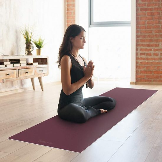 Yoga mat morada clase de yoga