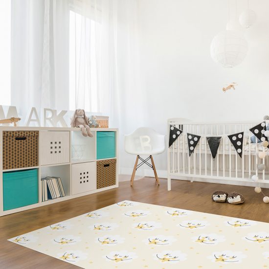 Alfombra vinílica infantil estrellas y nubes amarillas detalle habitación