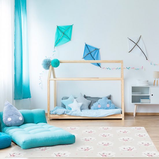 Alfombra vinílica infantil estrellas y nubes rosas detalle habitación