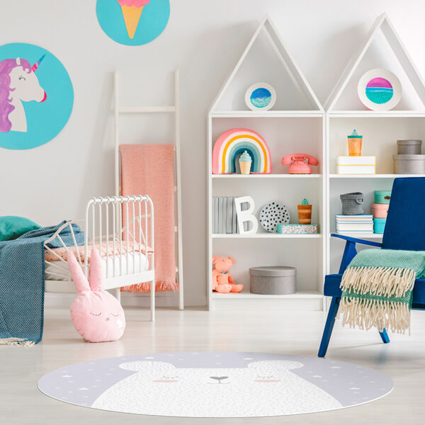 Alfombra vinílica infantil redonda oso soñador detalle habitación