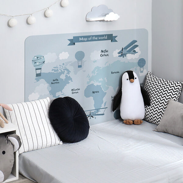 Habitación infantil cabecero de cama mapa del mundo azul