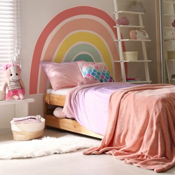 Habitación infantil cabecero de cama arcoiris