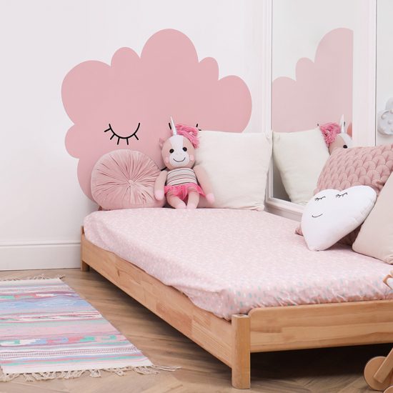 Habitación infantil cabecero de cama nube rosa