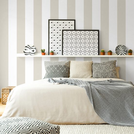 Papel pintado autoadhesivo rayas beige dormitorio