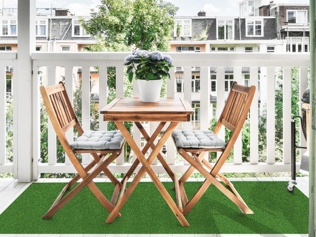 Ideas para decorar tu balcón o terraza con césped artificial