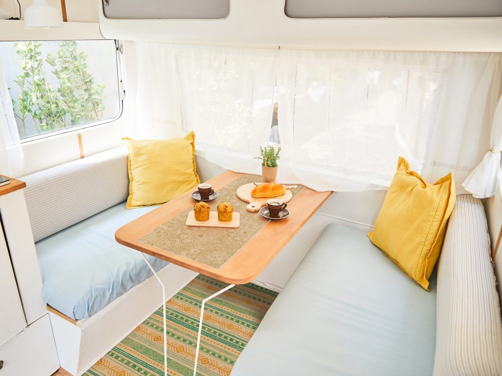 Decora La Cocina Y El Comedor De Una Caravana Printodecor